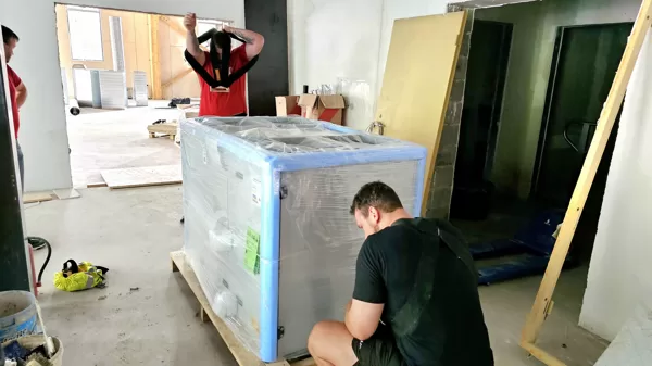 230kg  ventilācijas iekārtas uznešana uz otro stāvu.