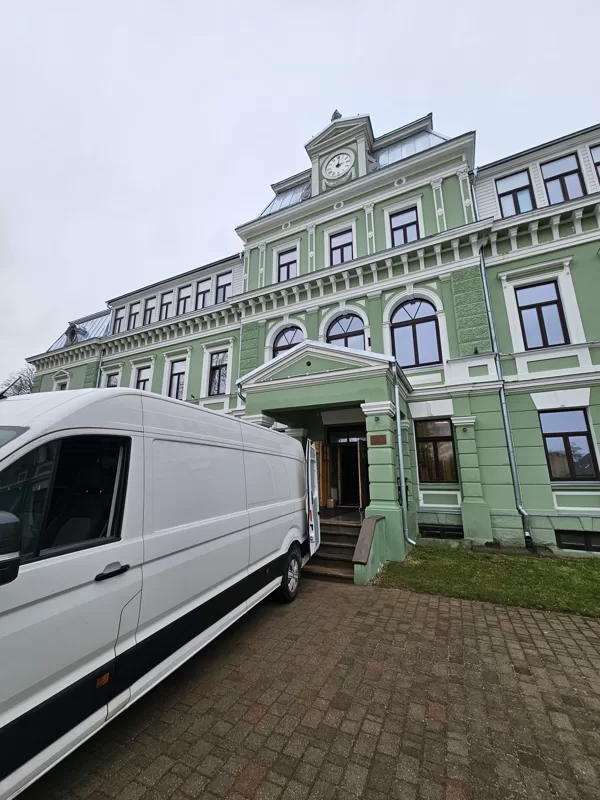 Mēbeļu piegāde Kocēnu pamatskolai.
