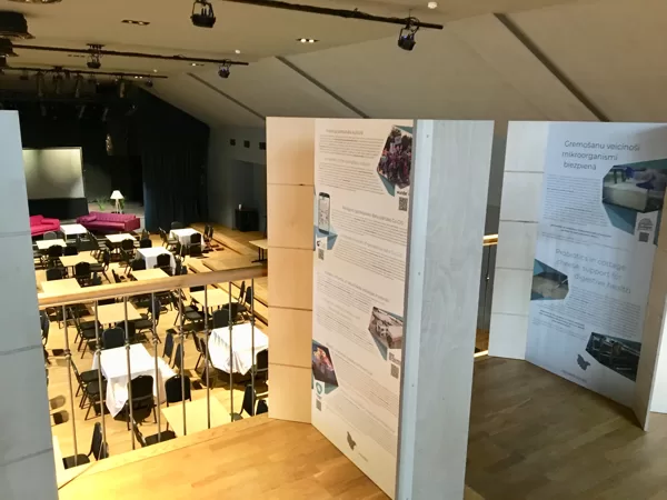 Valmieras bibliotēkas stendu pārvešana