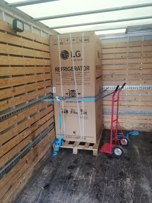 120kg ledusskapja piegāde ar uznešanu uz 3. stāvu:)