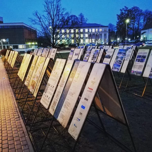 Stendu piegāde un uzstādīšana Hanzas laukumā Valmierā
